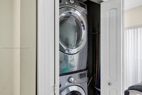 Condo in Miami, Florida, 2 bedrooms  № 1967801 - photo 16