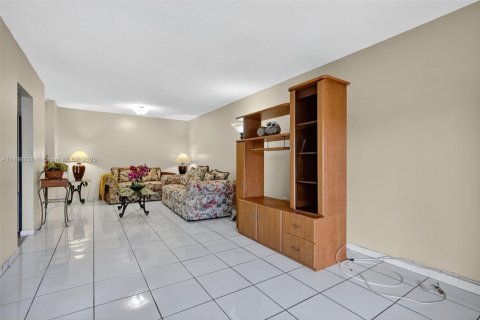 Condo in Miami, Florida, 2 bedrooms  № 1967801 - photo 8