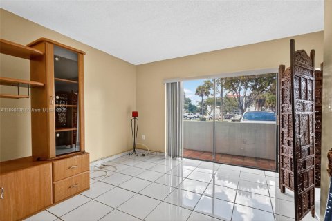 Condo in Miami, Florida, 2 bedrooms  № 1967801 - photo 7