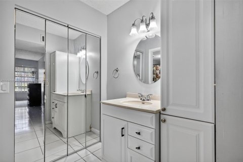 Condo in Miami, Florida, 2 bedrooms  № 1967801 - photo 24