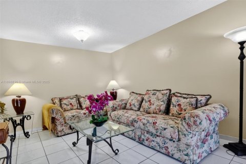 Condo in Miami, Florida, 2 bedrooms  № 1967801 - photo 6