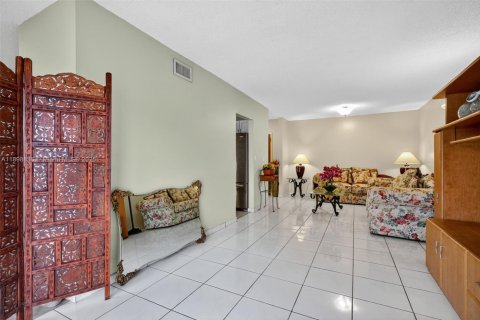 Condo in Miami, Florida, 2 bedrooms  № 1967801 - photo 11