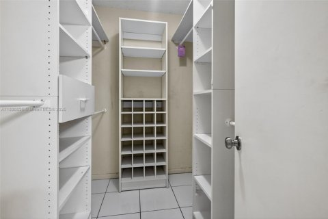 Condo in Miami, Florida, 2 bedrooms  № 1967801 - photo 28