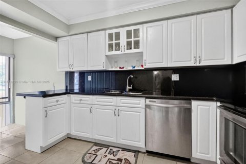 Condo in Miami, Florida, 2 bedrooms  № 1967801 - photo 12