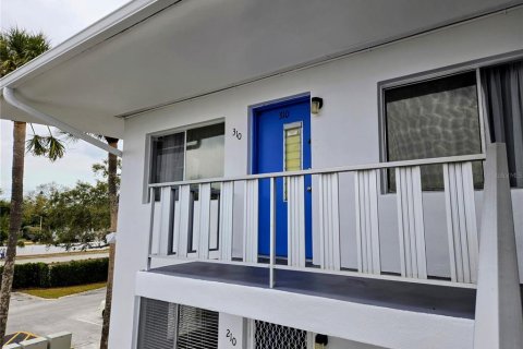 Condo in Seminole, Florida, 2 bedrooms № 2110727 - photo 3