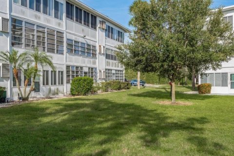 Condo in Seminole, Florida, 2 bedrooms № 2110727 - photo 25