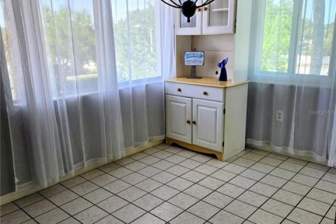 Condo in Seminole, Florida, 2 bedrooms № 2110727 - photo 9
