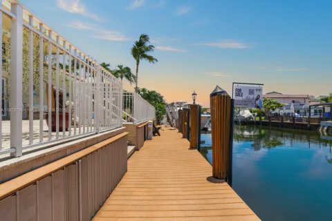 Купить виллу или дом в Лайтхаус-Пойнт, Флорида 4 спальни, 288.55м2, № 1975879 - фото 14