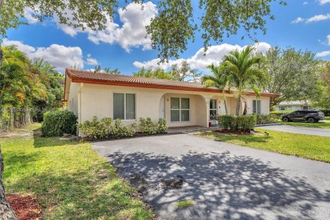 Commercial property in Coral Springs, Florida 284.56 sq.m. № 1865499 - photo 4