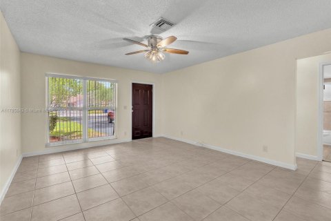 Commercial property in Coral Springs, Florida 284.56 sq.m. № 1865499 - photo 10