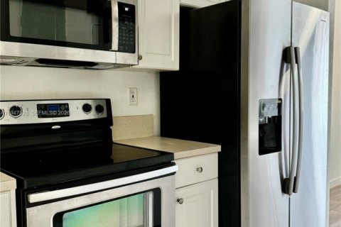 Townhouse in Homestead, Florida 3 bedrooms, 108.6 sq.m. № 2003695 - photo 7