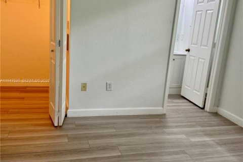 Townhouse in Homestead, Florida 3 bedrooms, 108.6 sq.m. № 2003695 - photo 11