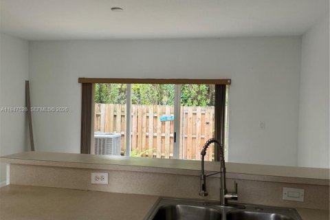 Townhouse in Homestead, Florida 3 bedrooms, 108.6 sq.m. № 2003695 - photo 4