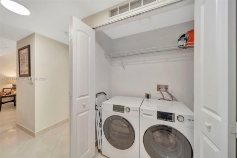 Copropriété à louer à Miami, Floride: 2 chambres, 112.97 m2 № 2086267 - photo 11