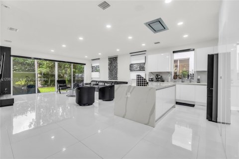 Купить виллу или дом в Дорал, Флорида 5 спален, 289.2м2, № 2266201 - фото 2