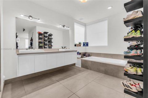 Купить виллу или дом в Дорал, Флорида 5 спален, 289.2м2, № 2266201 - фото 17