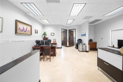 Commercial property in Cooper City, Florida № 2152858 - photo 2