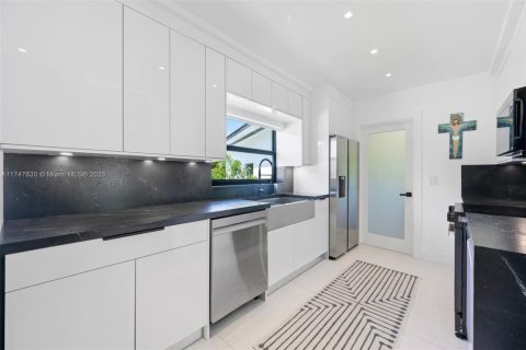 House in Miami, Florida 3 bedrooms, 181.44 sq.m. № 1875358 - photo 9