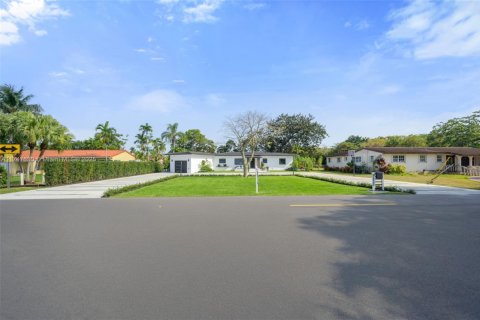 House in Miami, Florida 3 bedrooms, 181.44 sq.m. № 1875358 - photo 30