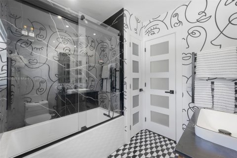 House in Miami, Florida 3 bedrooms, 181.44 sq.m. № 1875358 - photo 18