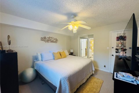 Condo in Hollywood, Florida, 2 bedrooms  № 1947727 - photo 11