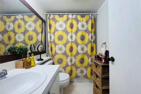 Condo in Hollywood, Florida, 2 bedrooms  № 1947727 - photo 8