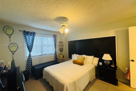 Condo in Hollywood, Florida, 2 bedrooms  № 1947727 - photo 9