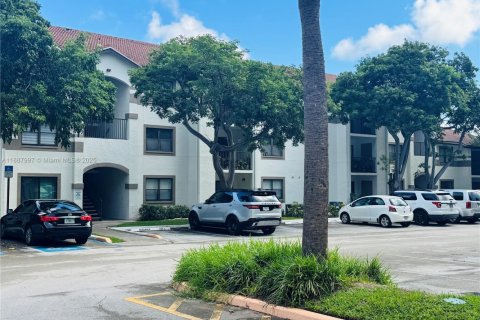 Condo in Hollywood, Florida, 2 bedrooms  № 1947727 - photo 1