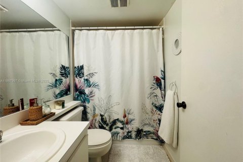 Condo in Hollywood, Florida, 2 bedrooms  № 1947727 - photo 5
