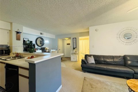 Condo in Hollywood, Florida, 2 bedrooms  № 1947727 - photo 4