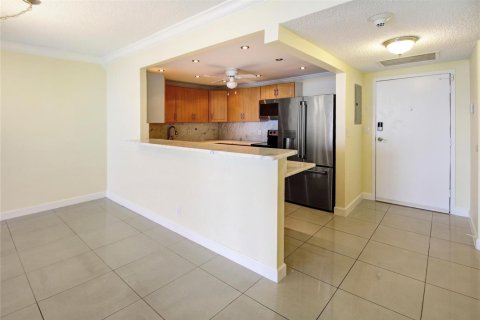 Condo in Hallandale Beach, Florida, 1 bedroom  № 2260636 - photo 22