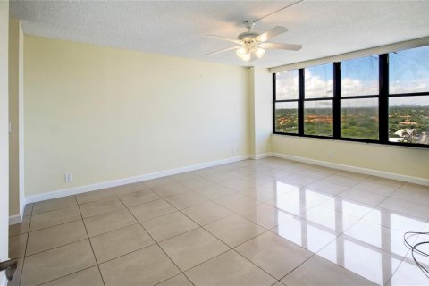 Condo in Hallandale Beach, Florida, 1 bedroom  № 2260636 - photo 24