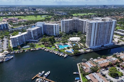 Condo in Hallandale Beach, Florida, 1 bedroom  № 2260636 - photo 13