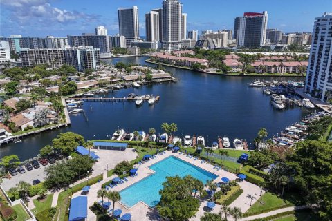 Condo in Hallandale Beach, Florida, 1 bedroom № 2260636