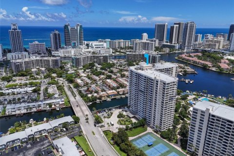 Condo in Hallandale Beach, Florida, 1 bedroom  № 2260636 - photo 14