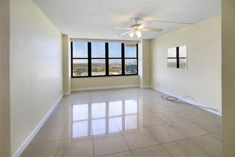 Condo in Hallandale Beach, Florida, 1 bedroom  № 2260636 - photo 25
