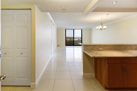 Condo in Hallandale Beach, Florida, 1 bedroom  № 2260636 - photo 19