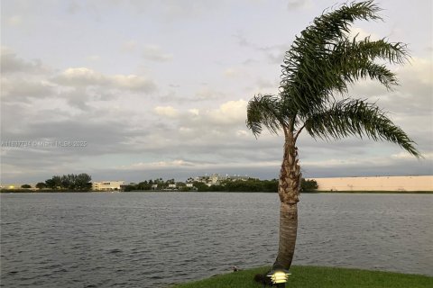 Copropriété à louer à Miami Lakes, Floride: 2 chambres, 101.26 m2 № 1832419 - photo 22