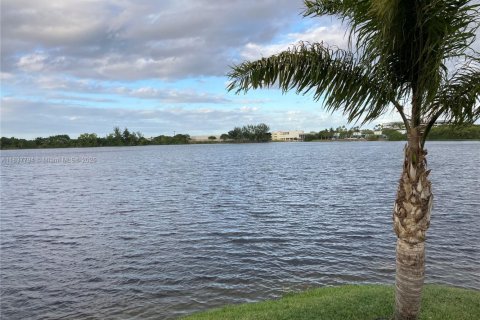 Copropriété à louer à Miami Lakes, Floride: 2 chambres, 101.26 m2 № 1832419 - photo 17