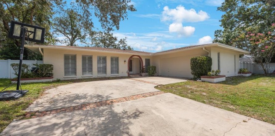 House in Clearwater, Florida 4 bedrooms, 228.17 sq.m. № 1858293