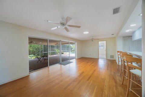 House in Clearwater, Florida 4 bedrooms, 228.17 sq.m. № 1858293 - photo 12