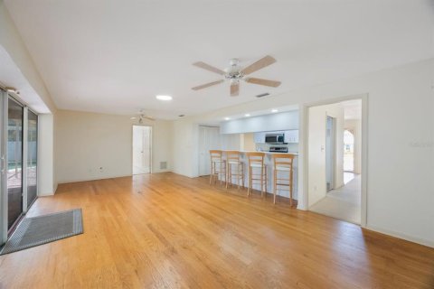 House in Clearwater, Florida 4 bedrooms, 228.17 sq.m. № 1858293 - photo 13
