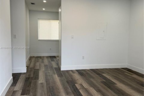 Immobilier commercial à vendre à Hialeah, Floride: 150.5 m2 № 2004636 - photo 10