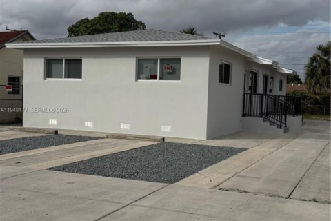 Immobilier commercial à vendre à Hialeah, Floride: 150.5 m2 № 2004636 - photo 2