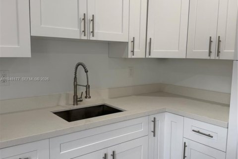 Immobilier commercial à vendre à Hialeah, Floride: 150.5 m2 № 2004636 - photo 11