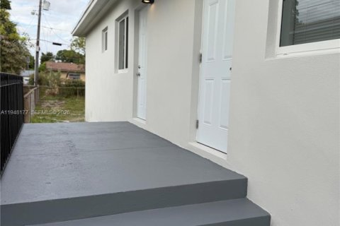 Immobilier commercial à vendre à Hialeah, Floride: 150.5 m2 № 2004636 - photo 6