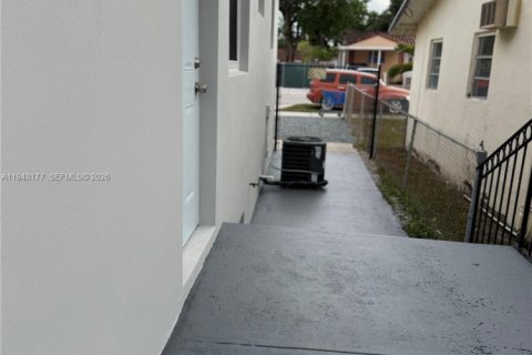 Immobilier commercial à vendre à Hialeah, Floride: 150.5 m2 № 2004636 - photo 7