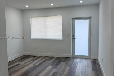 Immobilier commercial à vendre à Hialeah, Floride: 150.5 m2 № 2004636 - photo 9