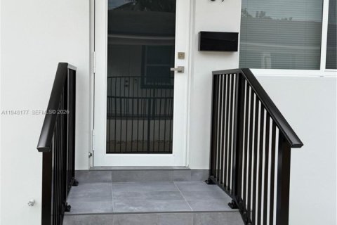 Immobilier commercial à vendre à Hialeah, Floride: 150.5 m2 № 2004636 - photo 3