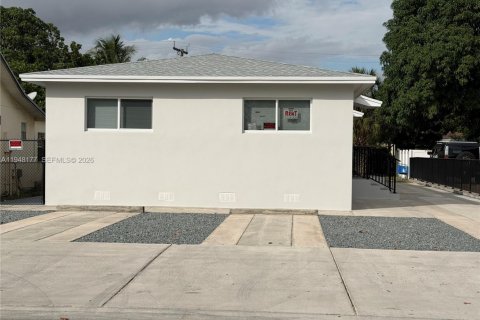 Immobilier commercial à Hialeah, Floride 150.5 m2 № 2004636
